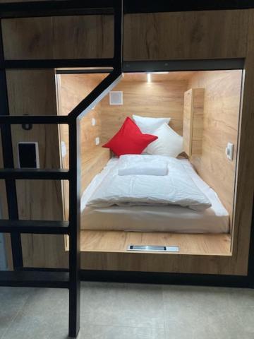 Capsule Hostel Andel Centre Spirit براغ المظهر الخارجي الصورة