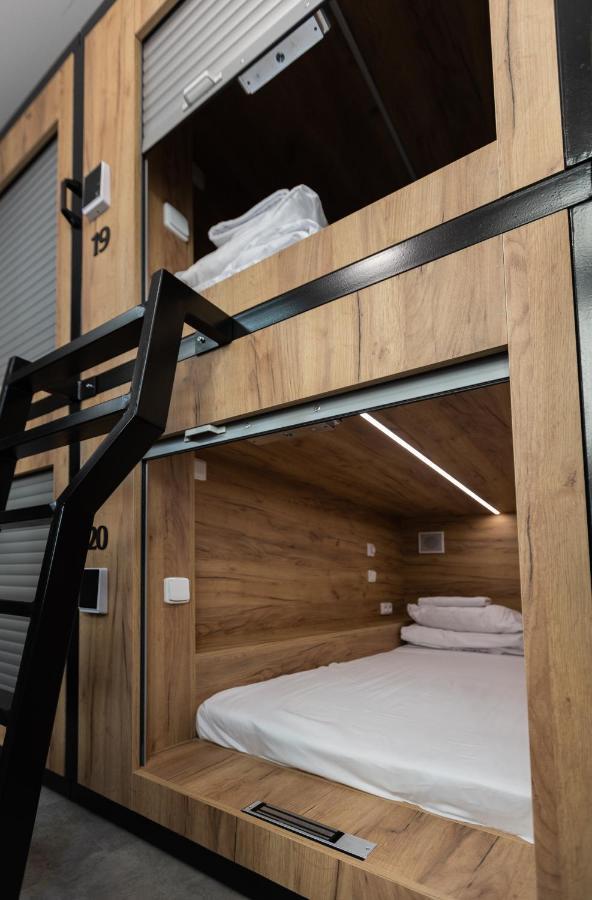 Capsule Hostel Andel Centre Spirit براغ المظهر الخارجي الصورة